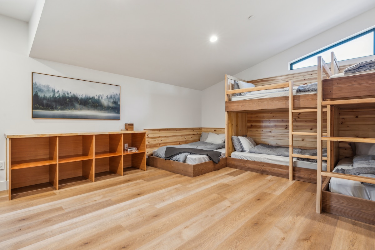 מושלם למשפחות ולקבוצות! חדר הקומתיים המרווח הזה כולל דגשי עץ נעימים, סידורי שינה מרובים ושפע של מקום אחסון. מקום מפלט חמים ומזמין ללילה נינוח אחרי יום של הרפתקאות של ביג בר!