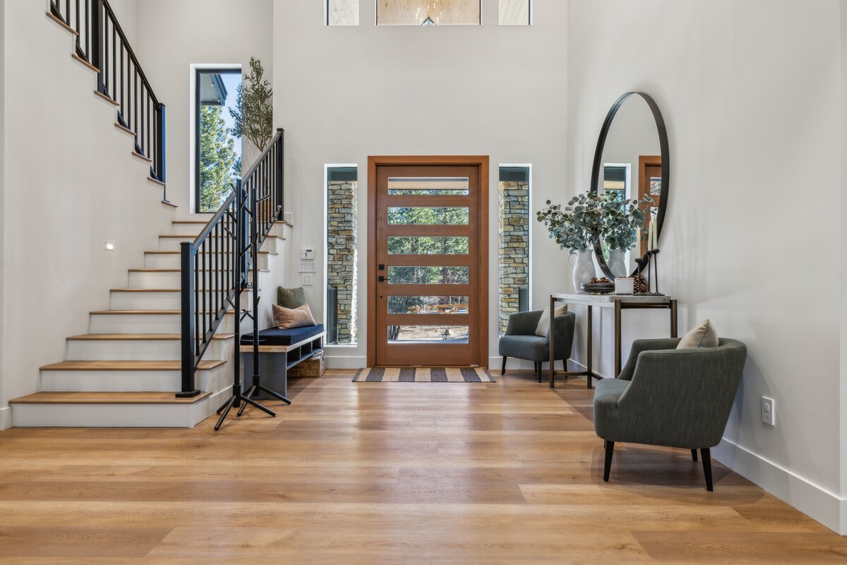 ברוכים הבאים לאתר הנופש האופנתי שלכם בהרים! הכניסה המודרנית והמזמינה ✨ הזו קובעת את הטון לשהייה מפנקת. ליהנות מעיצוב יוקרתי, מקומות ישיבה נעימים ואור טבעי בחופשה היפהפייה הזו עם הדוב הגדול. הזמן את השהייה שלך היום! 