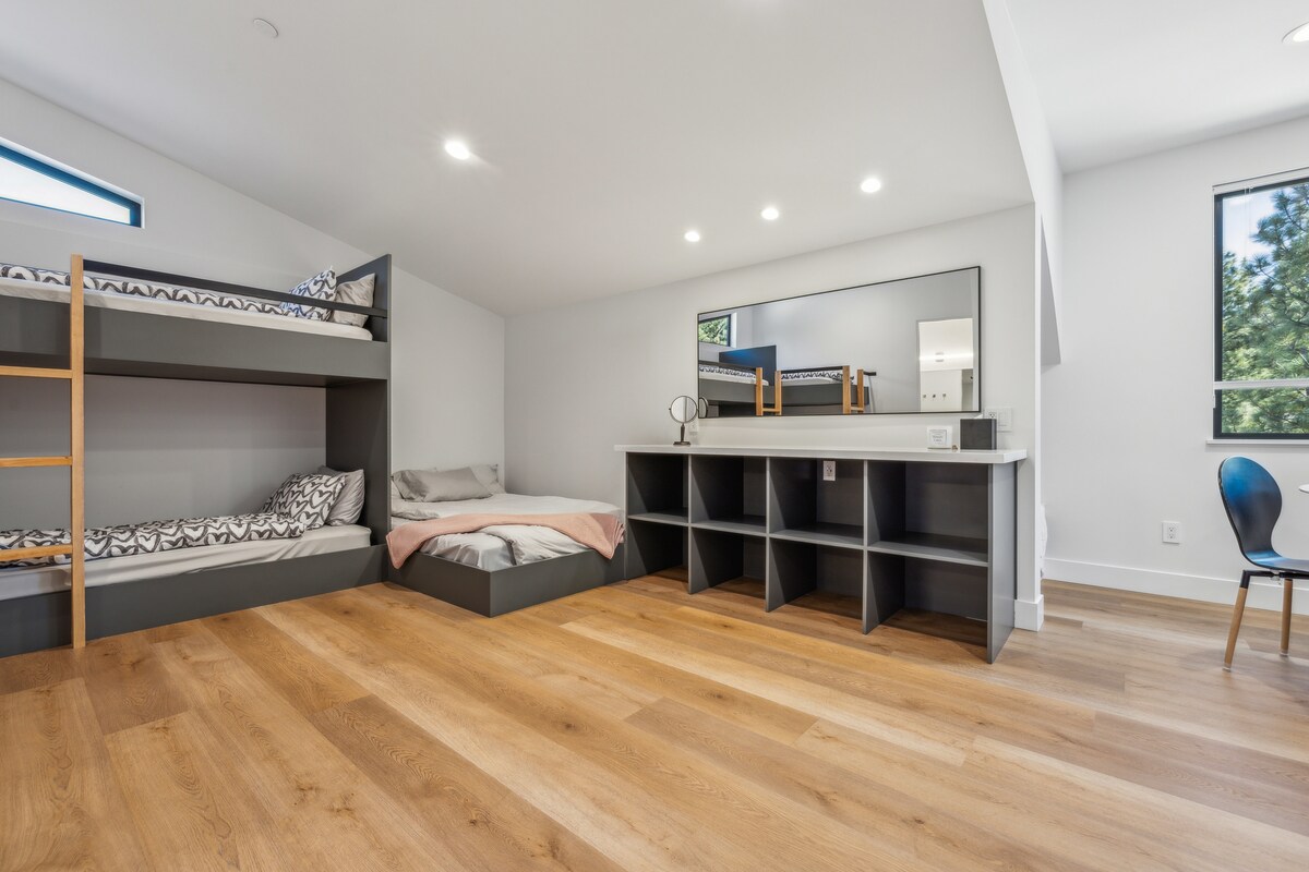 חדר קומתיים מעוצב ופונקציונלי המיועד לנוחות! כולל אחסון מובנה, סידורי שינה נעימים ושפע של מקום להירגע. מושלם למשפחות או לקבוצות שמבקרות בביג בר!