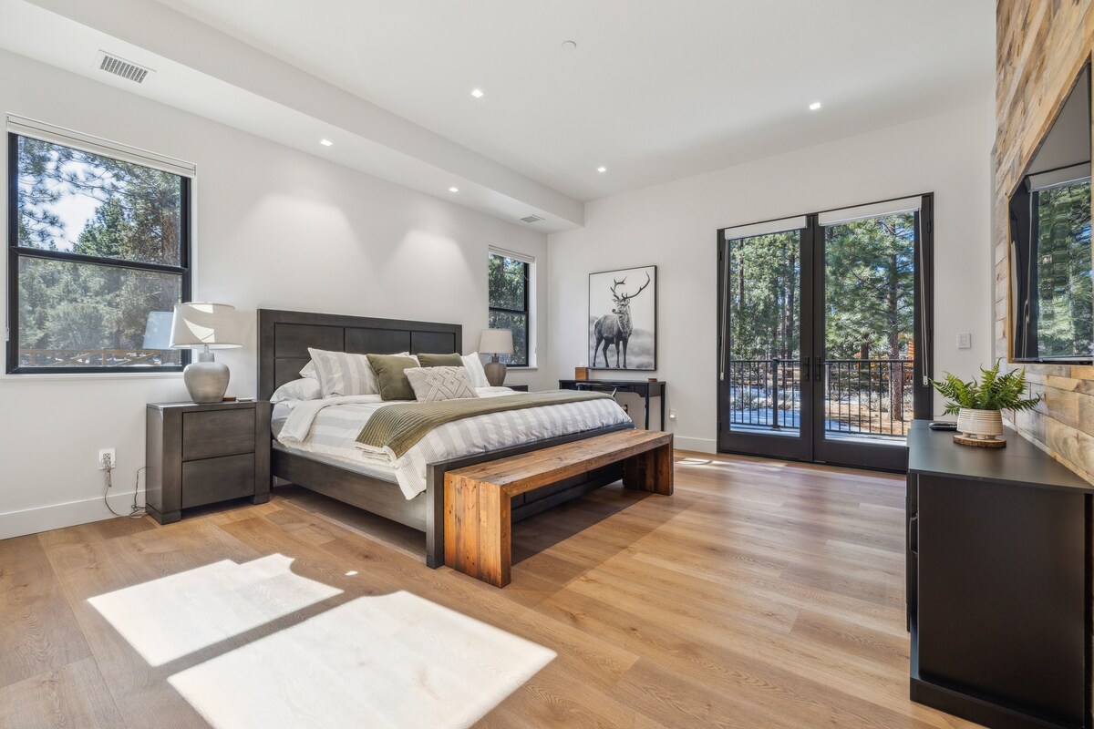 לחוות את היוקרה ההררית באתר הנופש המדהים הזה עם חדר השינה! עם מיטת קינג סייז נעימה, עיצוב כפרי - מודרני ונוף ליער דרך דלתות צרפתיות המובילות למרפסת האחורית. להירגע בסטייל עם אור טבעי ומבטא עץ חם.