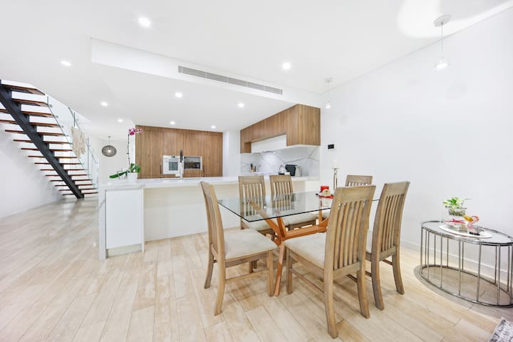 Leichhardt 4BR Home Near City