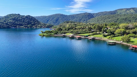 Casa Lago Coatepeque: With a pool and unique views