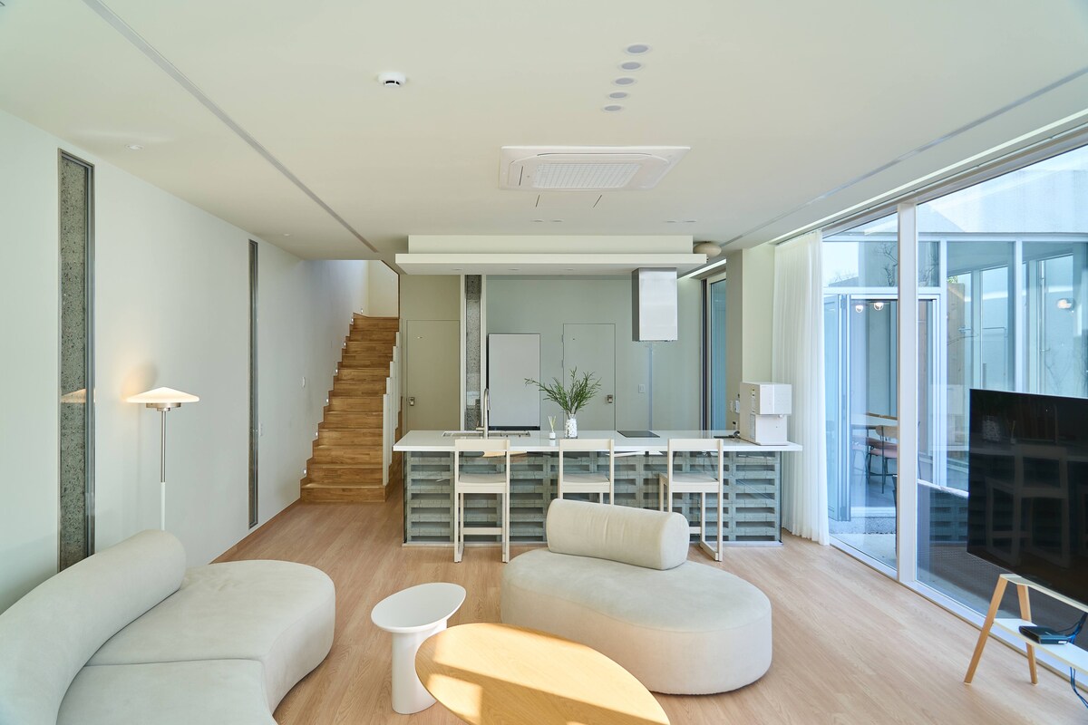 Spacious and refined living room