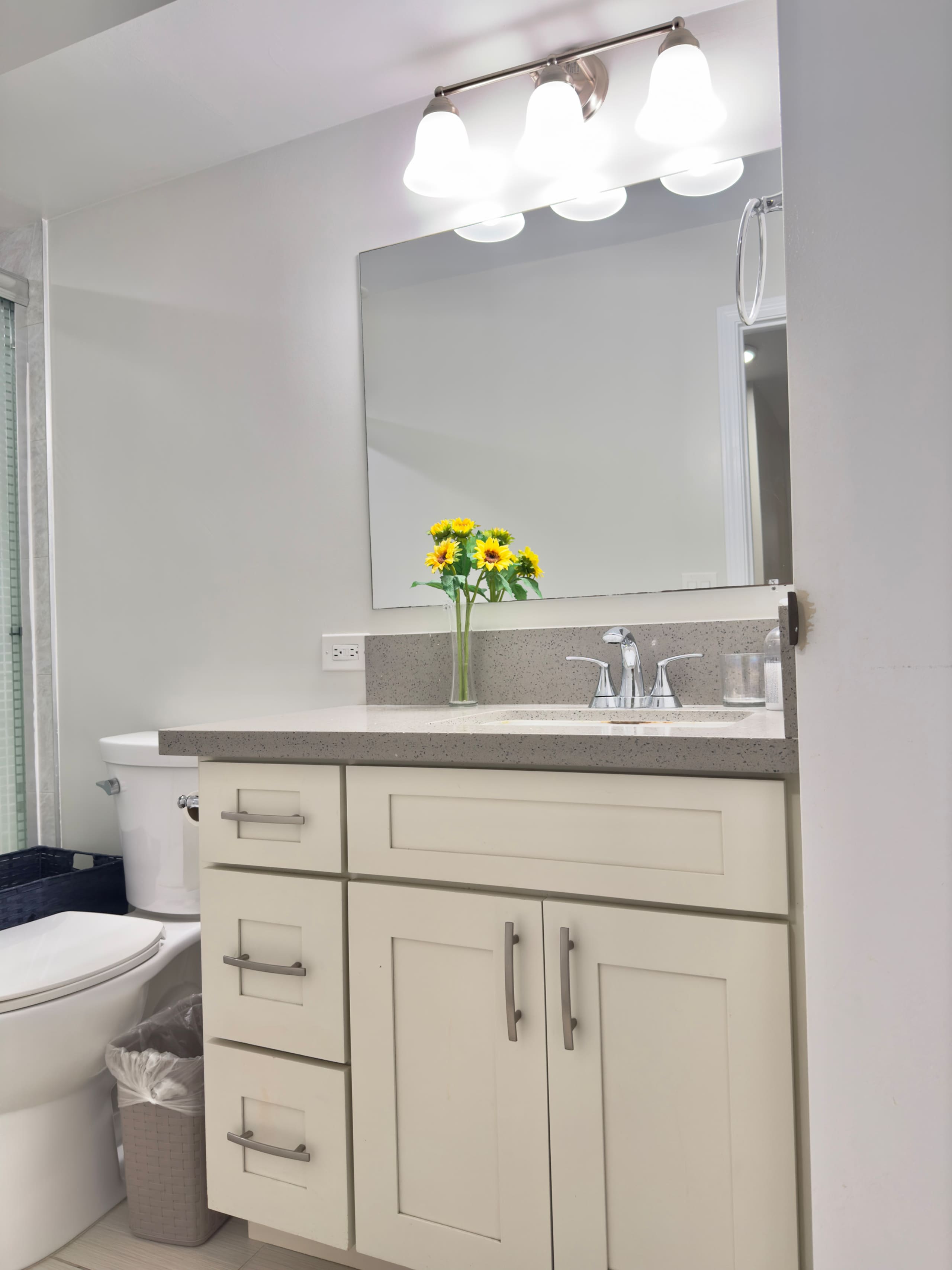 Condo in Honolulu · ★4.93 · 2 bedrooms · 4 beds · 2 private baths - Image 27
