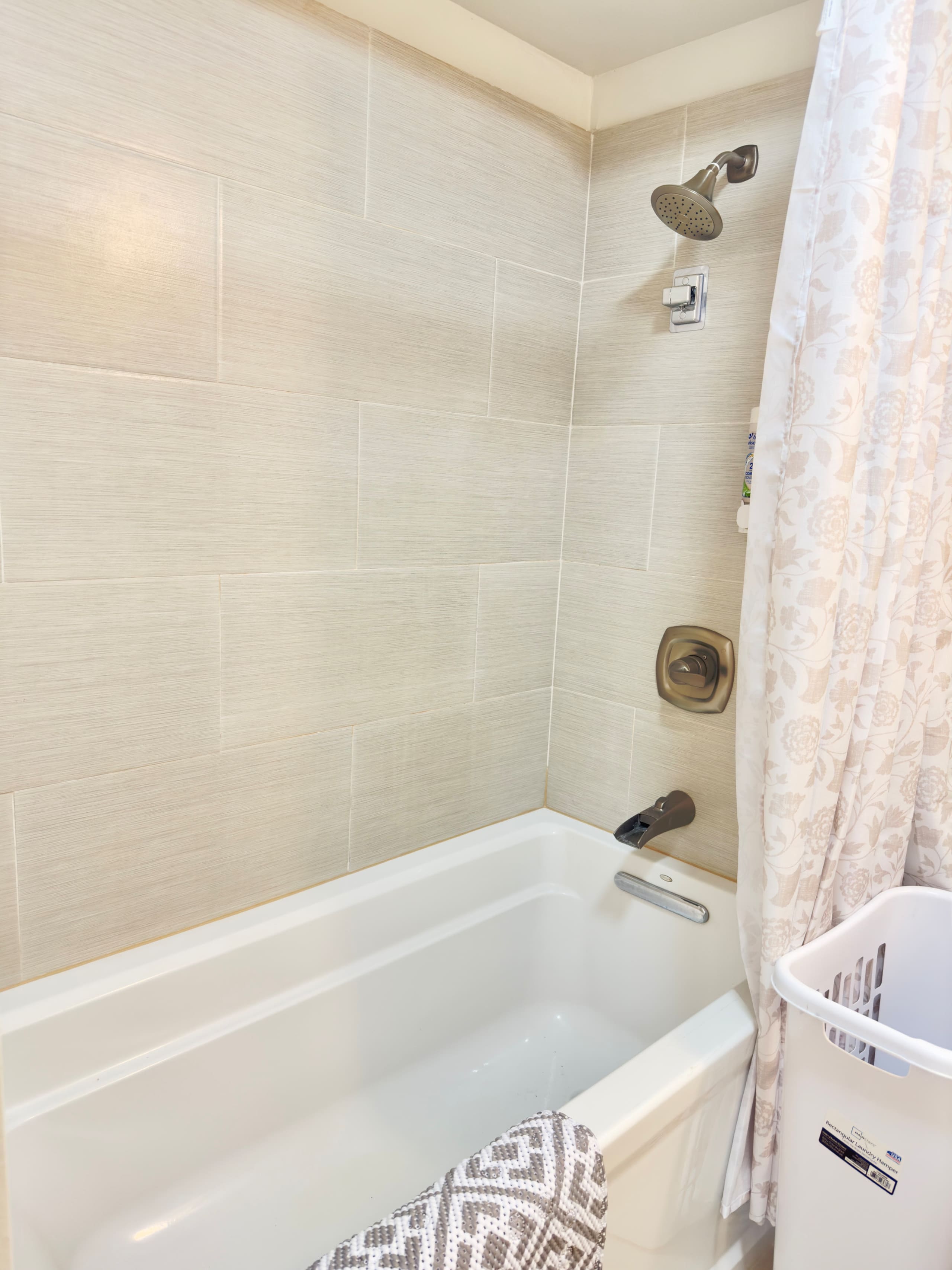 Condo in Honolulu · ★4.93 · 2 bedrooms · 4 beds · 2 private baths - Image 26