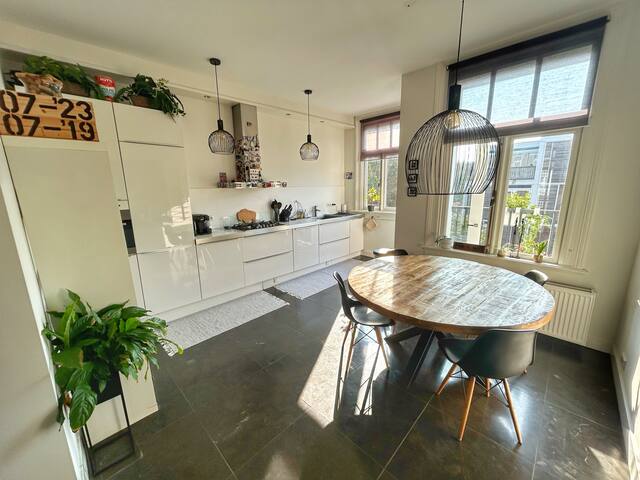 Spacious Luxury 3 Bed Apartment w/ Roof Terrace gallery image 5