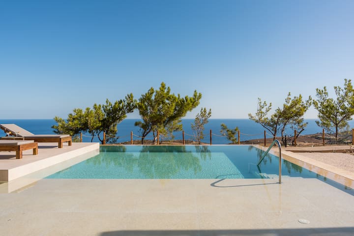 Bask in the Sun & Endless Sea Views by etouri