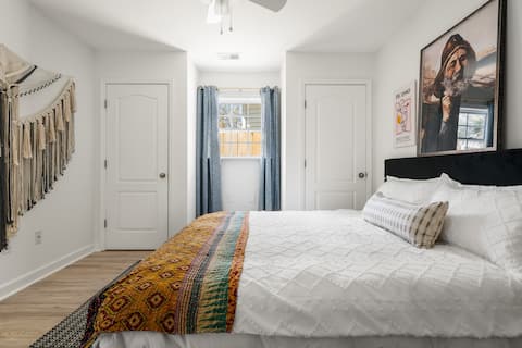 Live Oak Loft | Riverland Terrace 1BR Getaway!