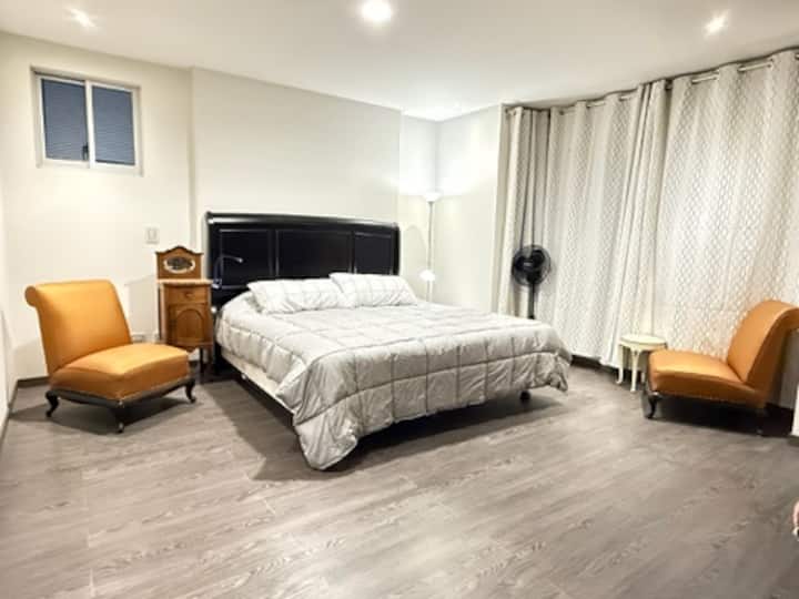 Луксозен апартамент с голямо двойно легло и завеси за затъмняване на стаята. Собствена баня с душ, подобен на спа. 