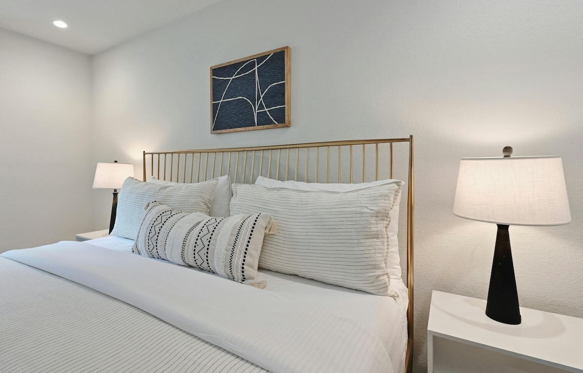 NEW! Walk to Zilker! King Bed!