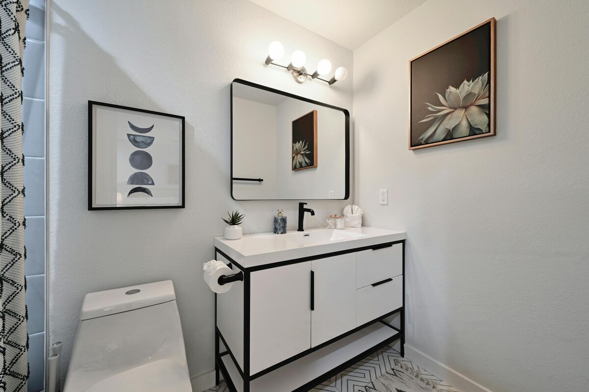 NEW! Walk to Zilker! King Bed!