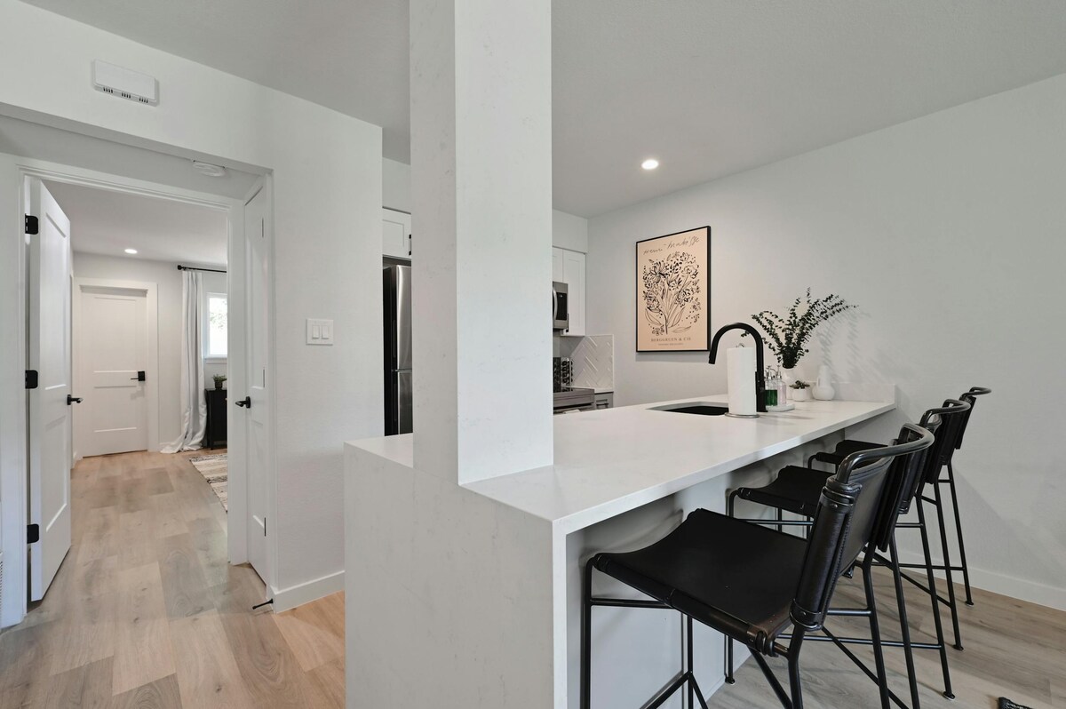 NEW! Walk to Zilker! King Bed!