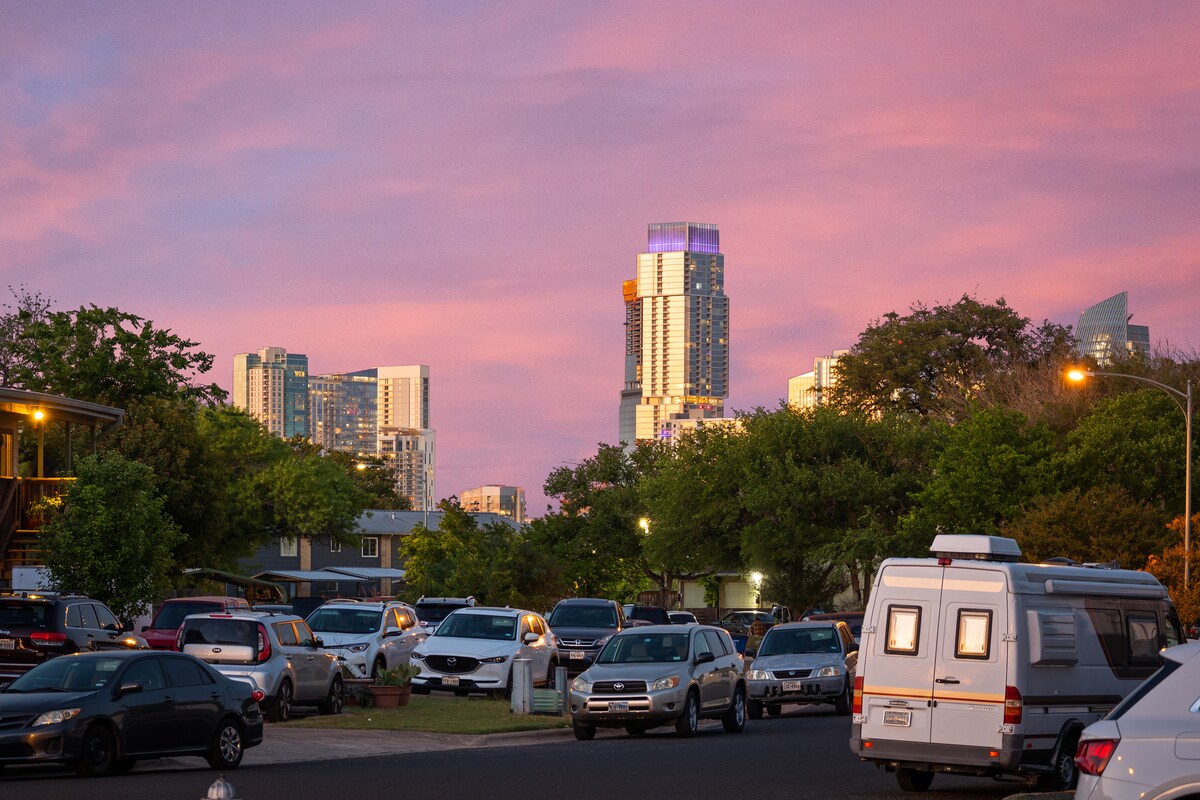 NEW! Walk to Zilker! King Bed!