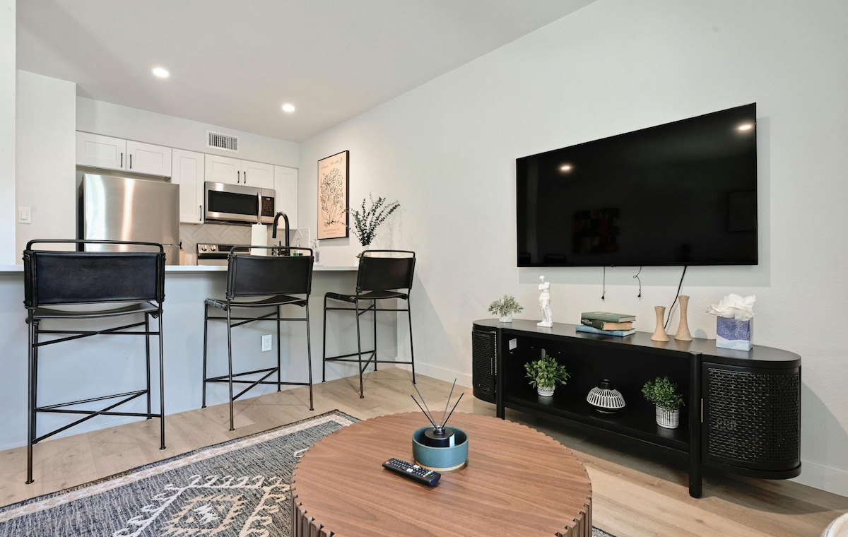 NEW! Walk to Zilker! King Bed!
