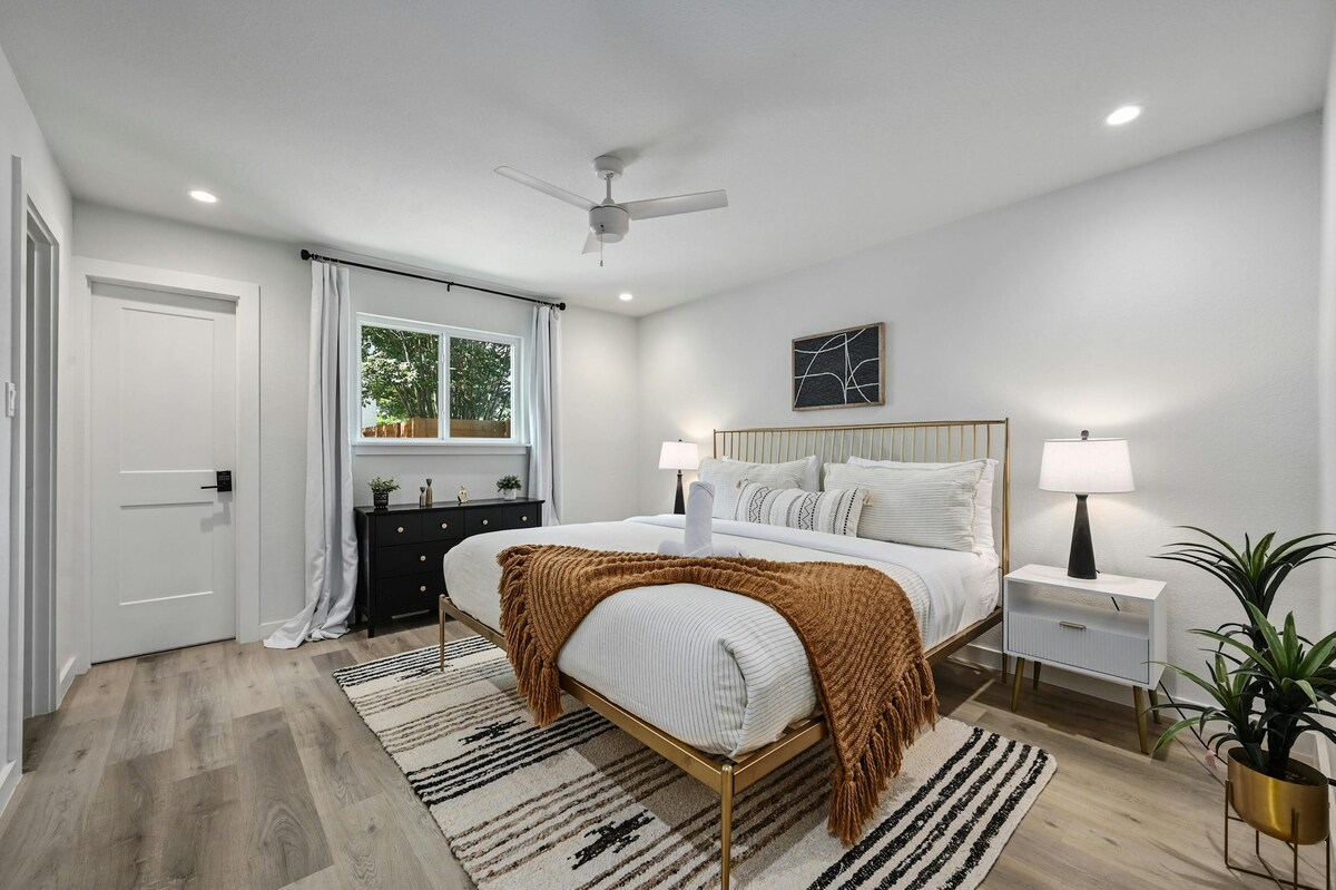 NEW! Walk to Zilker! King Bed!
