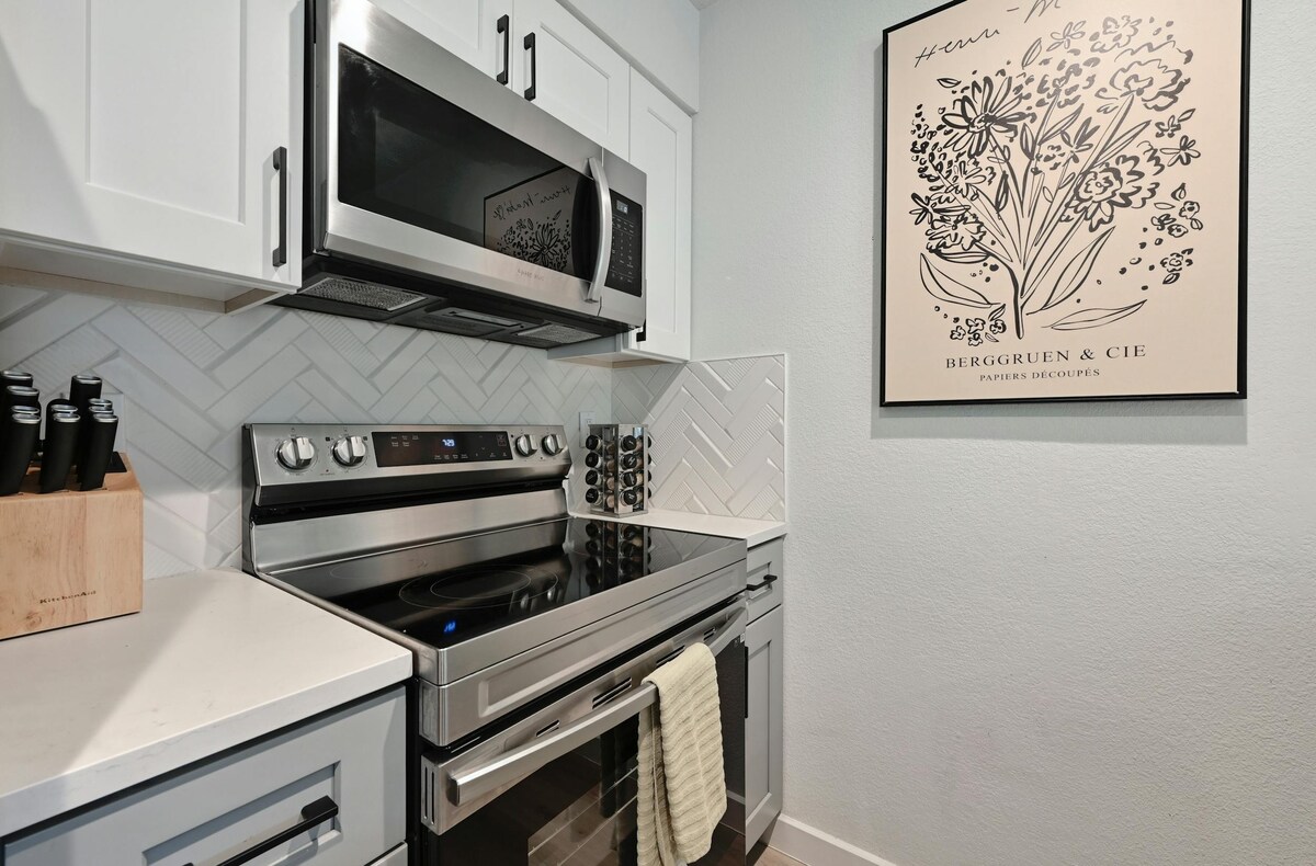 NEW! Walk to Zilker! King Bed!