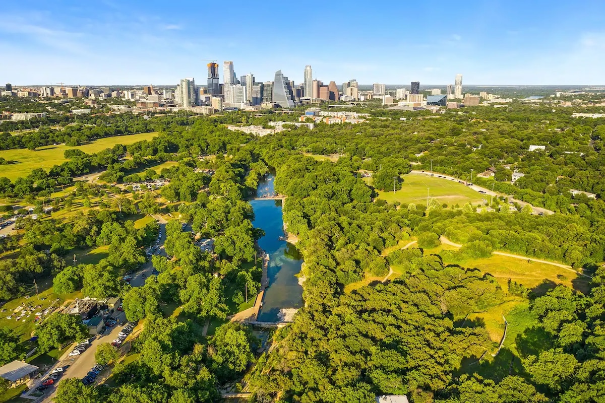 NEW! Walk to Zilker! King Bed!