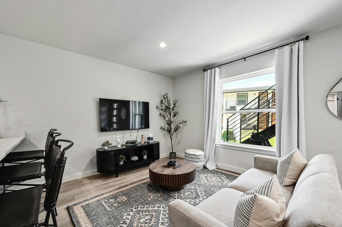 NEW! Walk to Zilker! King Bed!