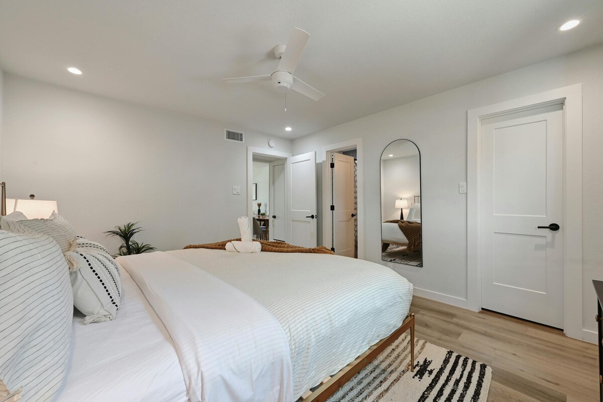 NEW! Walk to Zilker! King Bed!