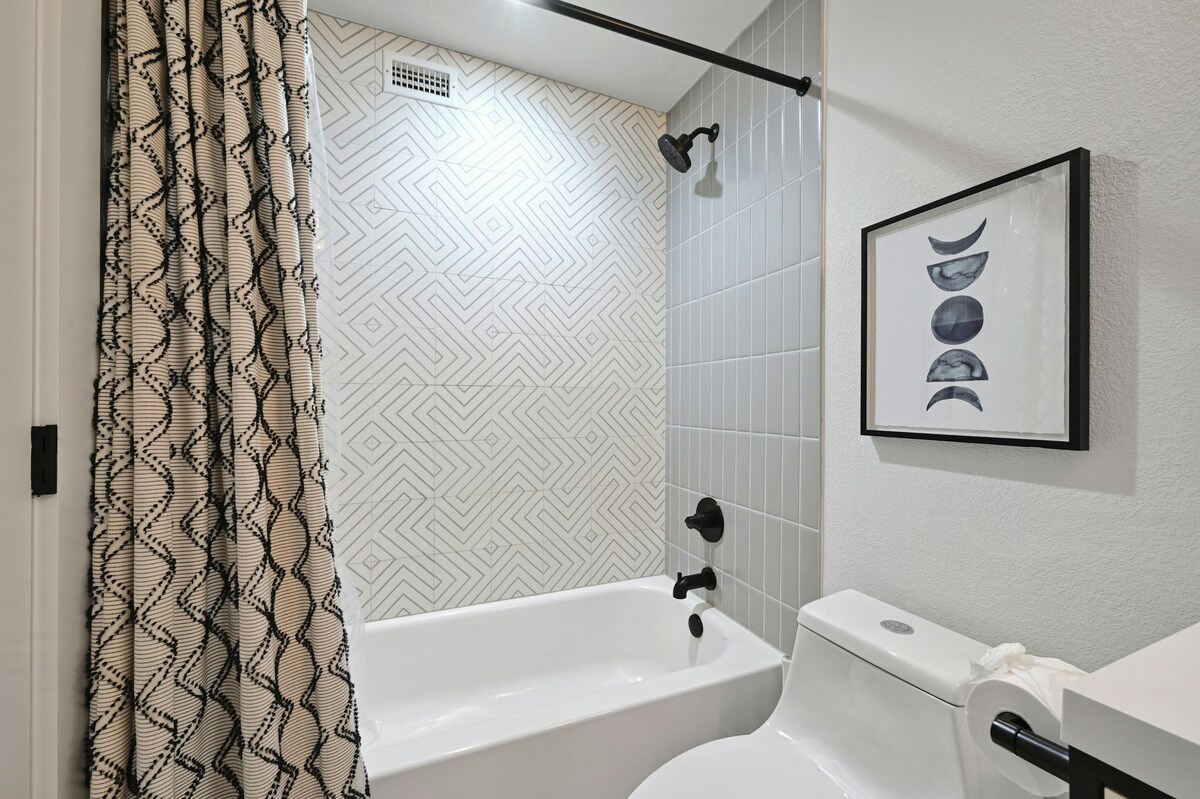 NEW! Walk to Zilker! King Bed!