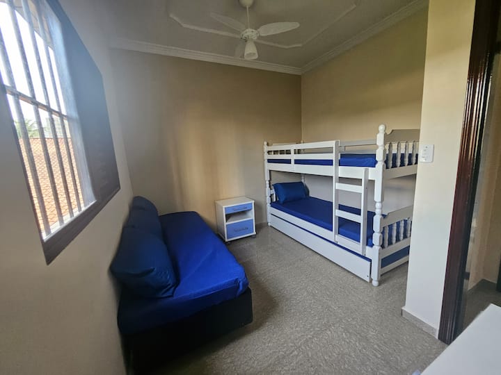 Descansa con estilo y comodidad en una habitación diseñada para tu total comodidad