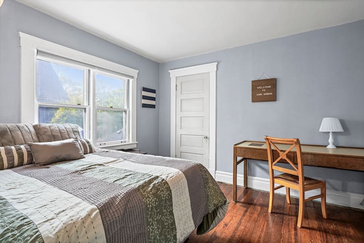 Spálňa 1 - manželská posteľ a písací stôl, zatemňovacie rolety