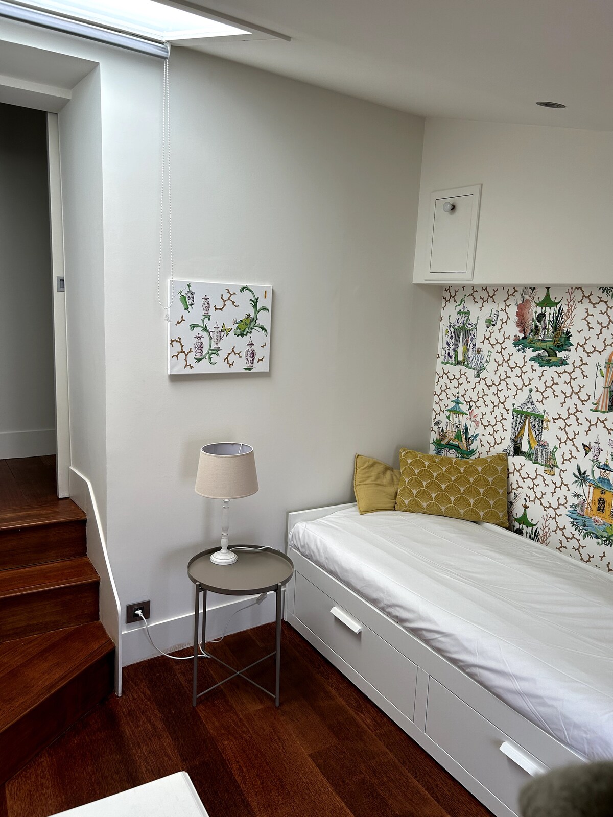 Es una habitación pequeña con una cama individual que se puede convertir en una cama doble. Atención, es una habitación pequeña, mide 6,5 m2. 