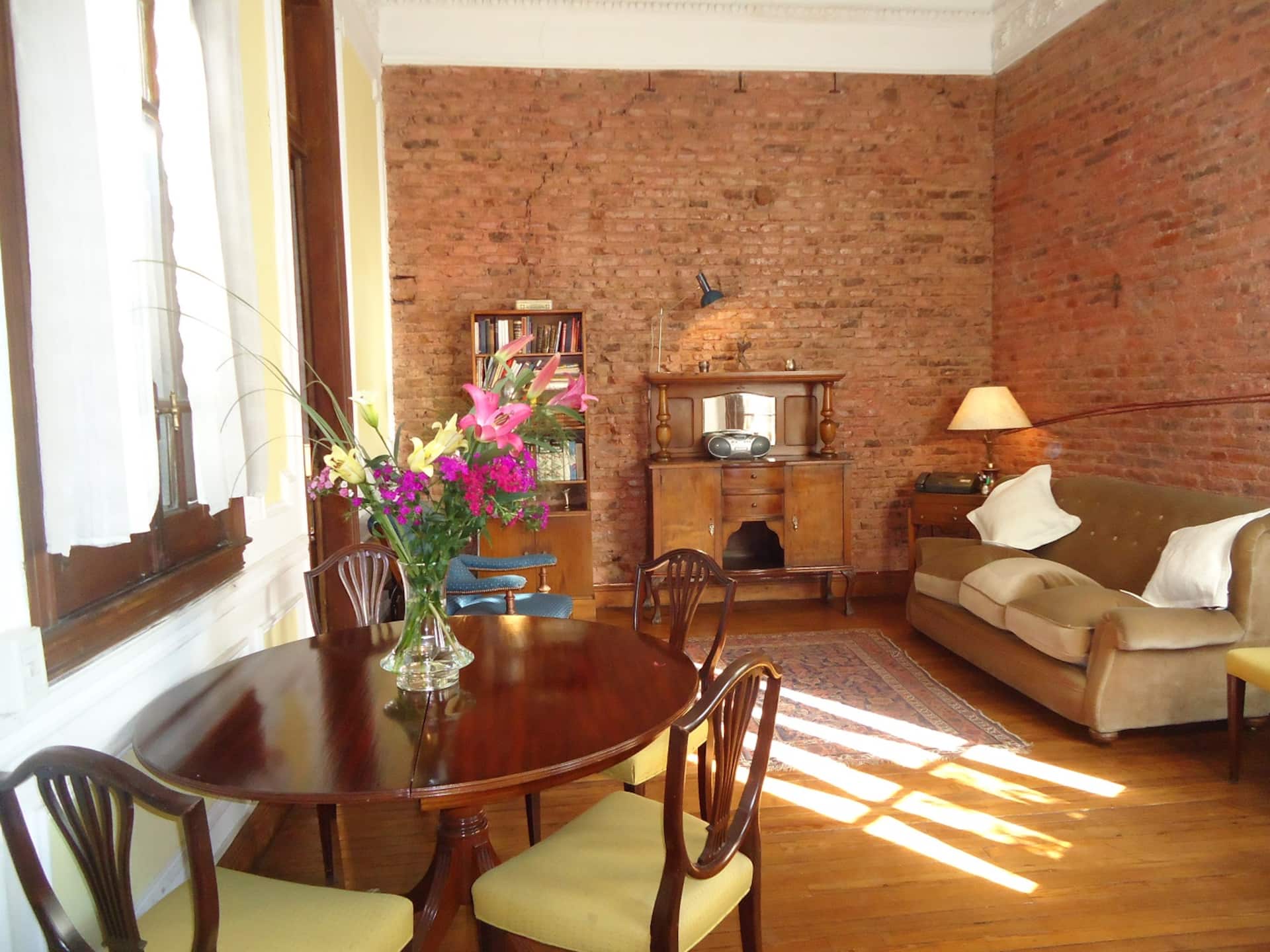 Two-bedroom apartment in Monserrat with patio and rooftop terrace
