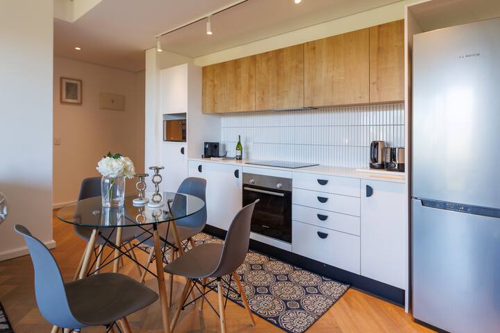 Power Backup Morden 2-Bed Apt Table Mountain View gallery image 3