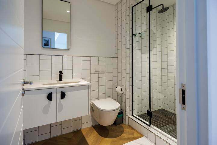 Power Backup Morden 2-Bed Apt Table Mountain View gallery image 5