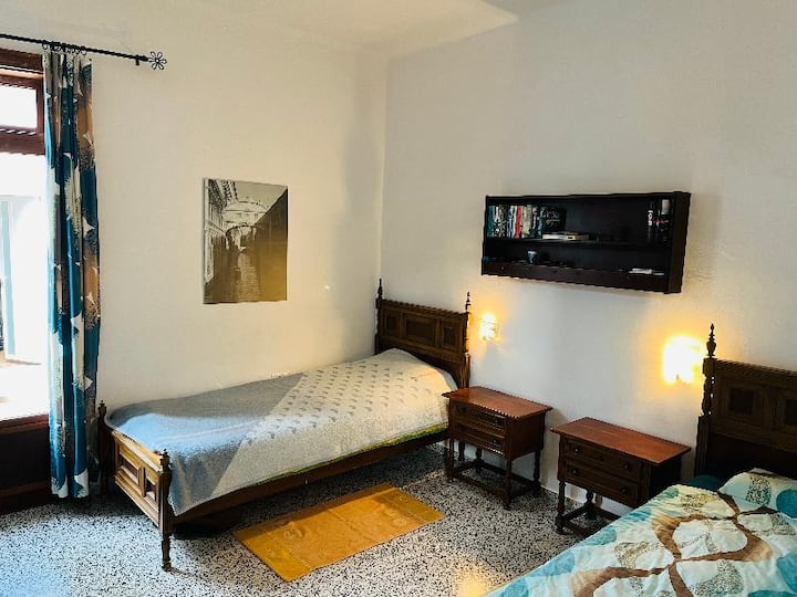 4. Една спална соба со поплочен двор со пристап до поплочен двор