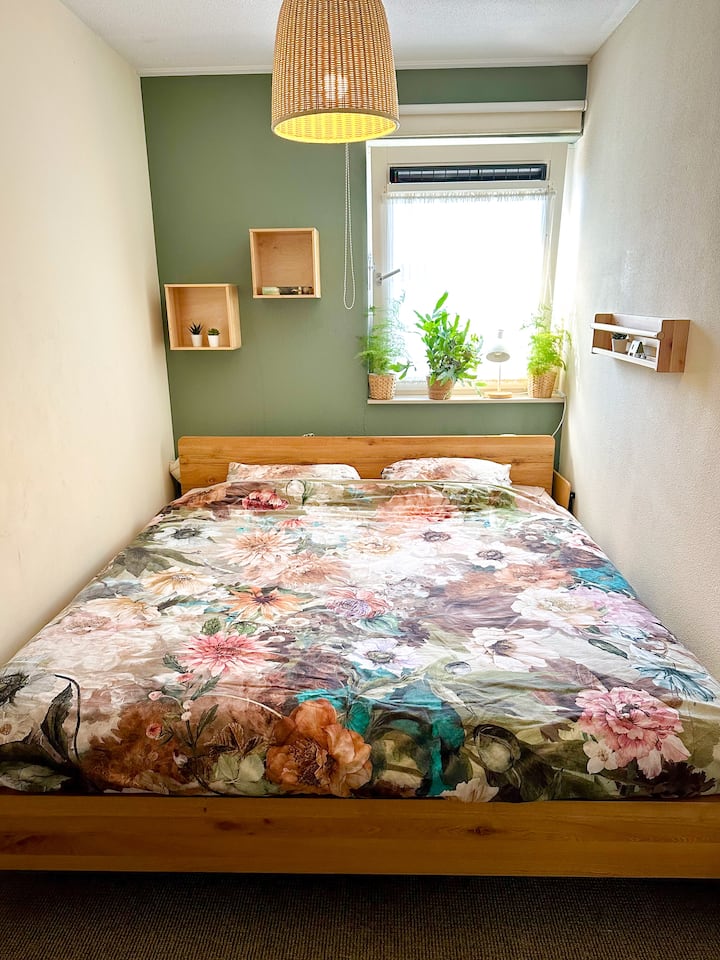 El dormitorio principal: ¡pequeño pero bonito! La cama es tamaño king, por lo que mide 180 x 200 cm. La habitación tiene una persiana enrollable opaca
