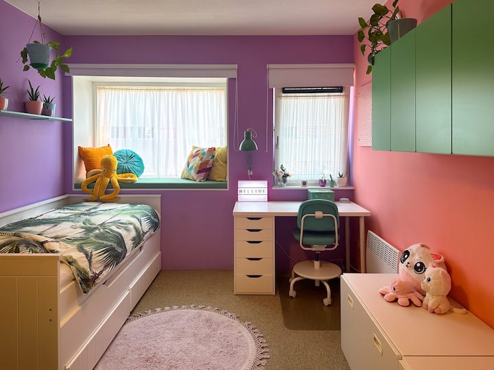 El segundo dormitorio tiene una cama individual, que se puede extender para un lugar adicional para dormir. ¡Un escritorio agradable para trabajar/ dibujar y un asiento encantador en la ventana!
También se proporcionan armarios Pax en esta habitación.