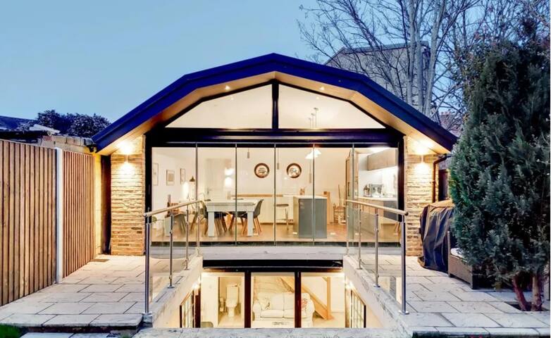 Modern 5 Bedroom Family Home with Parking gallery image 3