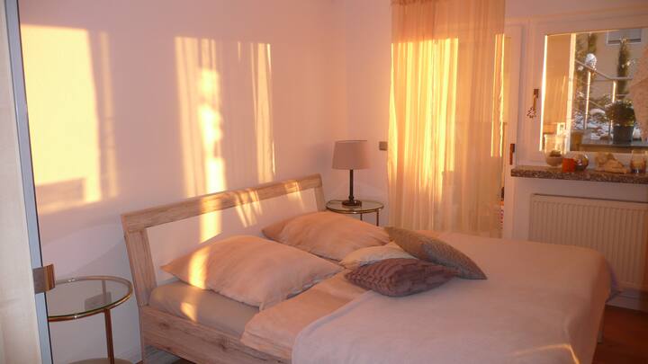 ห้องนอนพร้อมระเบียงส่วนตัว/ทางเข้าสวน