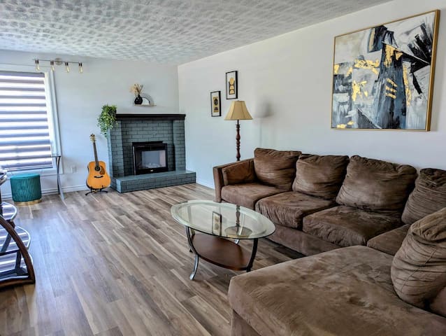 3Bdrm Near Mall, Movies & More!