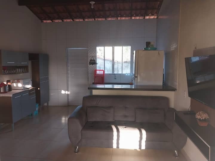 Sala de estar de estilo americano con TV inteligente, internet wifi. Sofá de 3 asientos. 