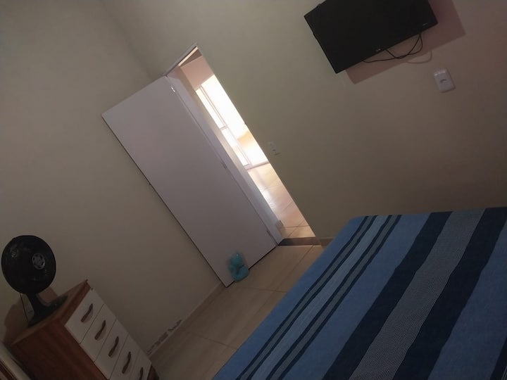 Dormitorio con cama doble, cómoda, 5 cajones, ventilador y TV. 