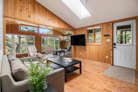 Popular Airbnb listing: Convenient Lakefront Getaway | Hot Tub in Central Frontenac