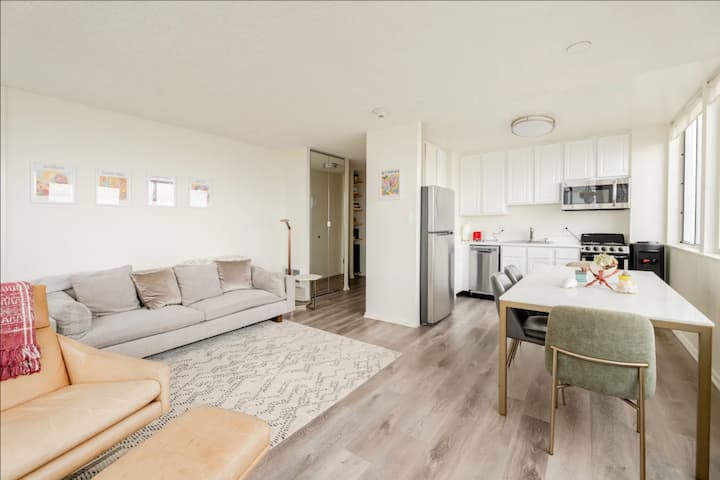 Panoramic Ocean View With Balcony & Cal King Bed - Santa Monica, CA
