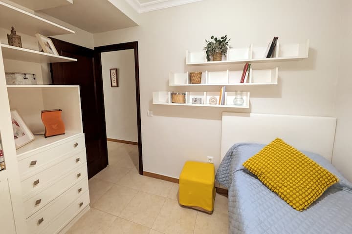 Chambre 1. Dispose d'un lit simple et d'une armoire