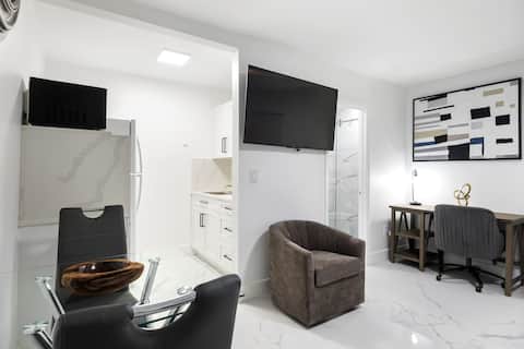 Popular Airbnb listing: Stylish King Bed Studio in Miami Gardens