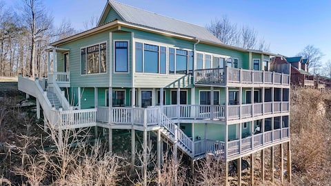 Breathtaking View. Hot tub. Sleeps 18. Game Room