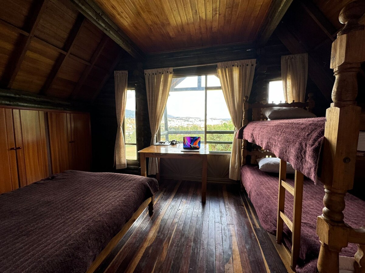 חדר עם טלוויזיה ושולחן עבודה.