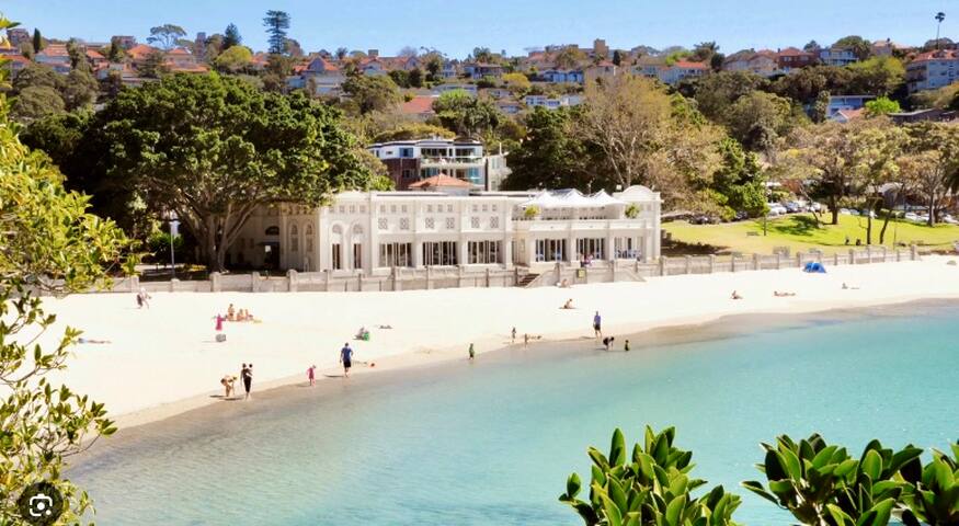 Luxury Balmoral Beach House -Heated Saltwater Pool gallery image 2
