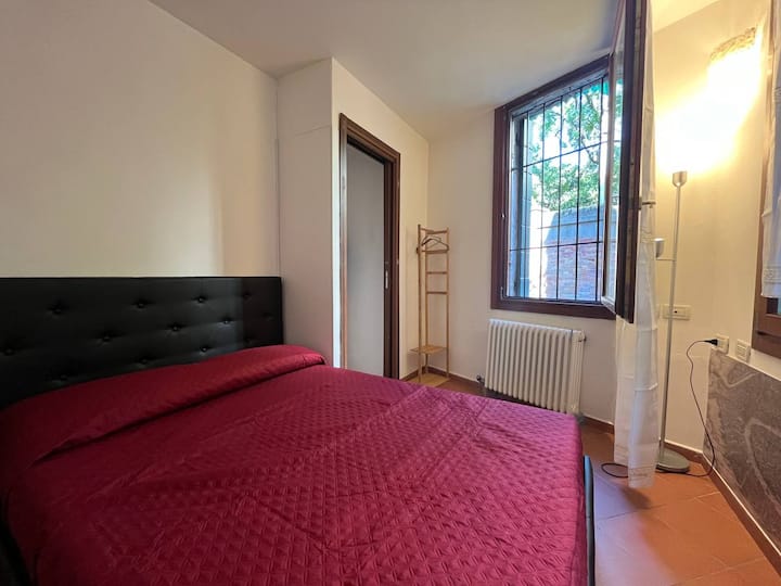 ห้องนอนมีเตียงคู่ ราวแขวนเสื้อ และที่วางกระเป๋าเดินทาง