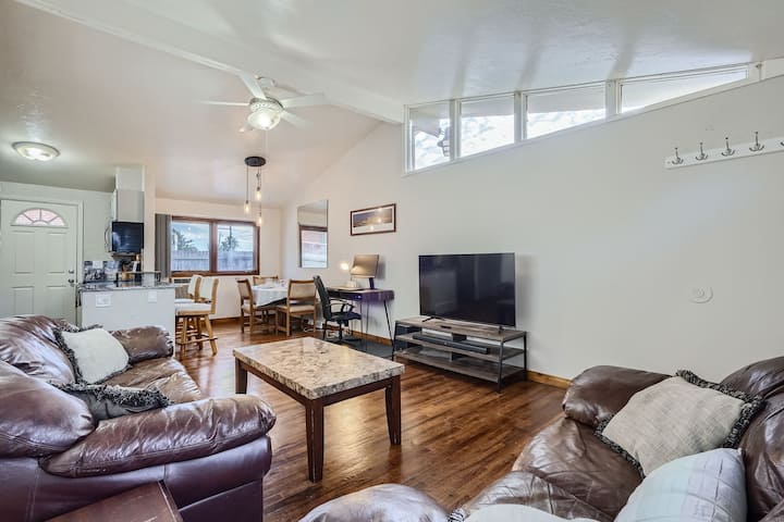 Otvorený pôdorys, klenuté stropy a prirodzené svetlo spôsobujú, že hlavný priestor pôsobí útulne a priestranne.