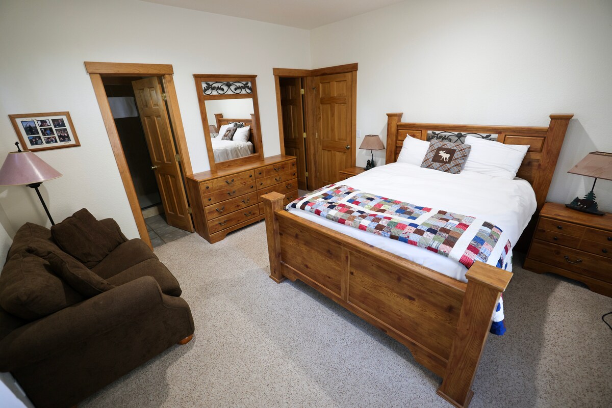  סוויטת הורים עם מיטת קווין סייז ואמבטיה מלאה עם מקלחת בקומה הראשית. 