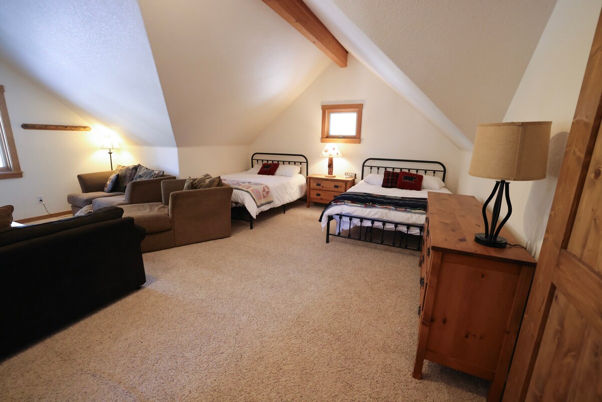 אזור השינה הזה עם 2 מיטות קווין סייז נמצא בקומה העליונה עם סלון ואמבטיה מלאה.