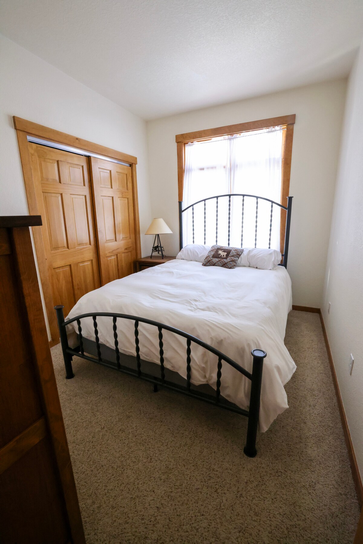 חדר השינה הזה עם מיטת קווין סייז נמצא בקומה הראשית